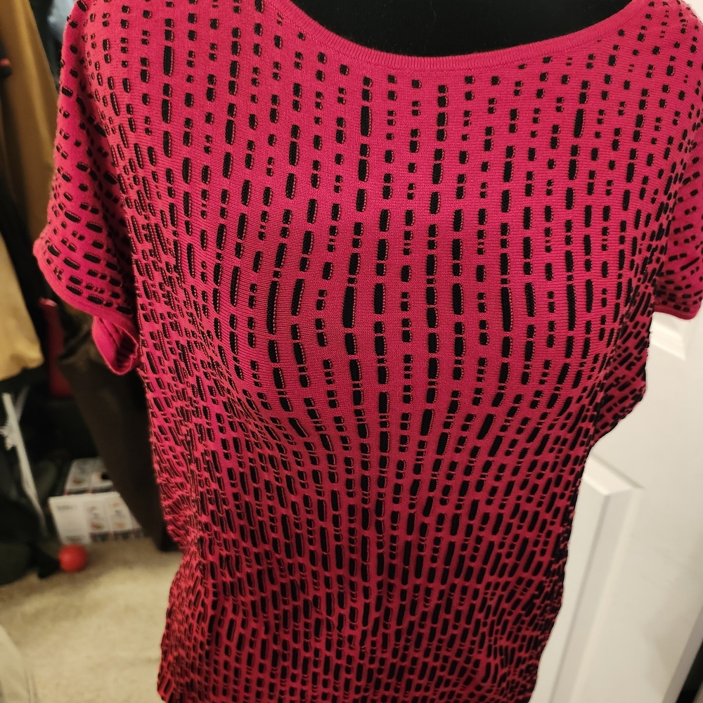 Chic Black and Red Women's Short Sleeve Top
